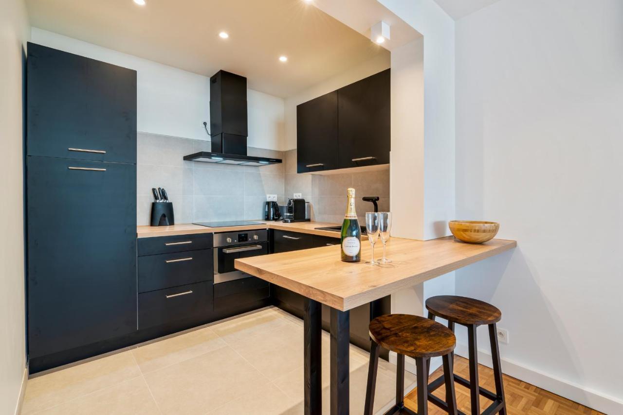 Fantastically Located Modern Apartment With Garage Available أوستيند المظهر الخارجي الصورة
