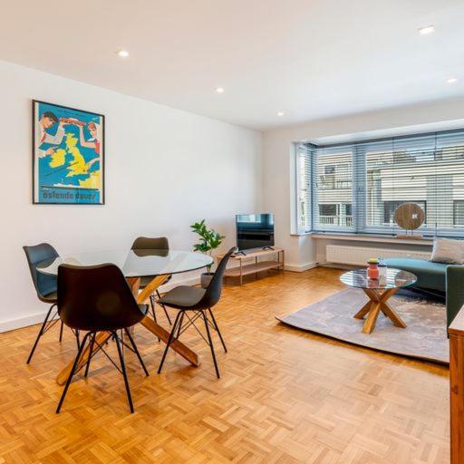 Fantastically Located Modern Apartment With Garage Available أوستيند المظهر الخارجي الصورة